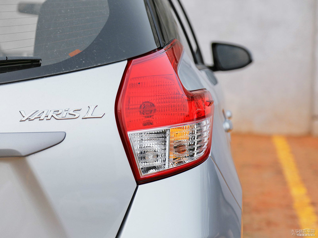 水晶銀YARiS L 致炫車尾外觀圖片