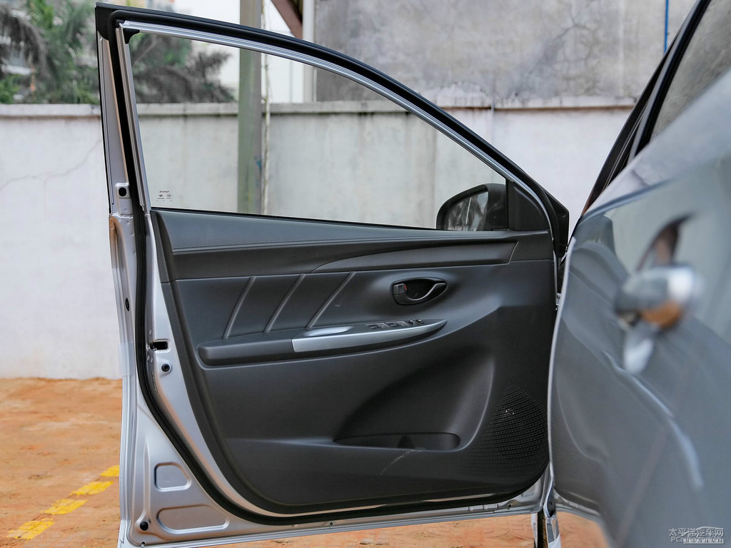 水晶銀YARiS L 致炫車廂內(nèi)飾圖片
