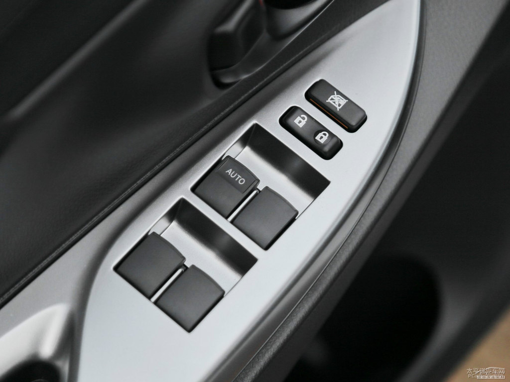 水晶銀YARiS L 致炫車廂內(nèi)飾圖片
