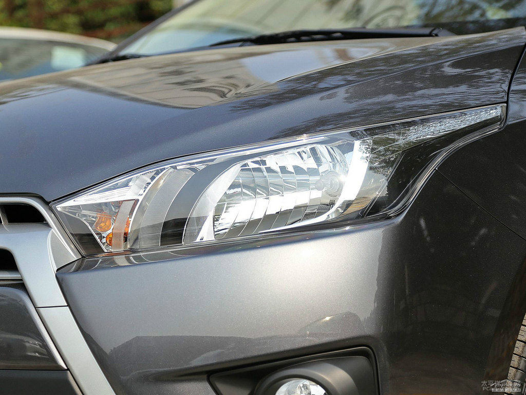 烏金灰YARiS L 致炫車頭外觀圖片