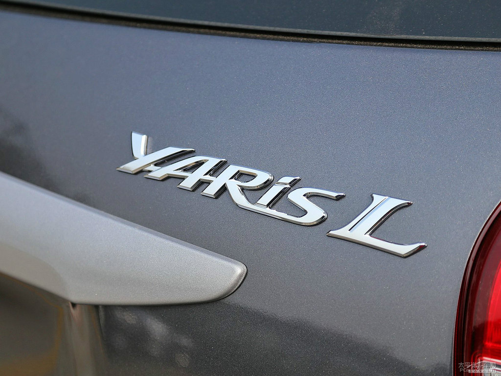 烏金灰YARiS L 致炫車尾外觀圖片