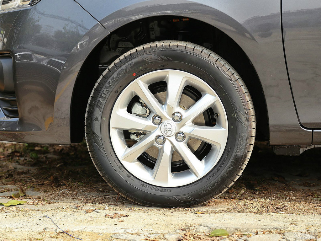 烏金灰YARiS L 致炫車身外觀圖片