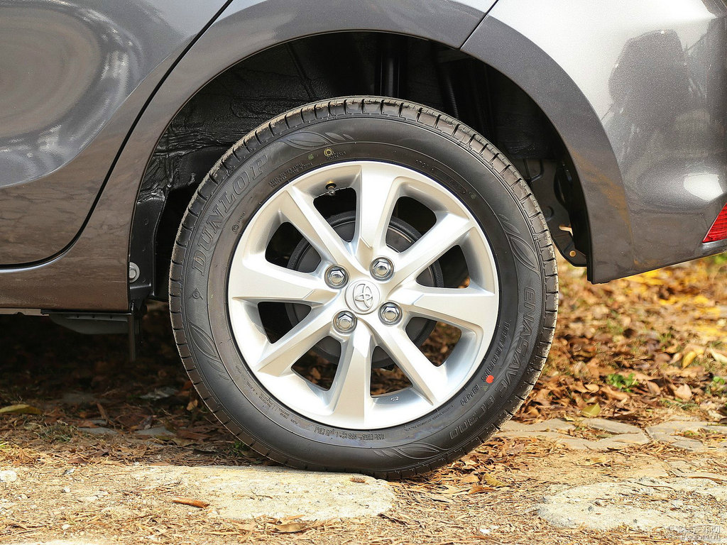 烏金灰YARiS L 致炫車身外觀圖片