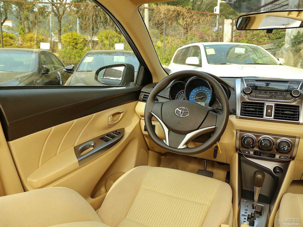 烏金灰YARiS L 致炫中控內(nèi)飾圖片