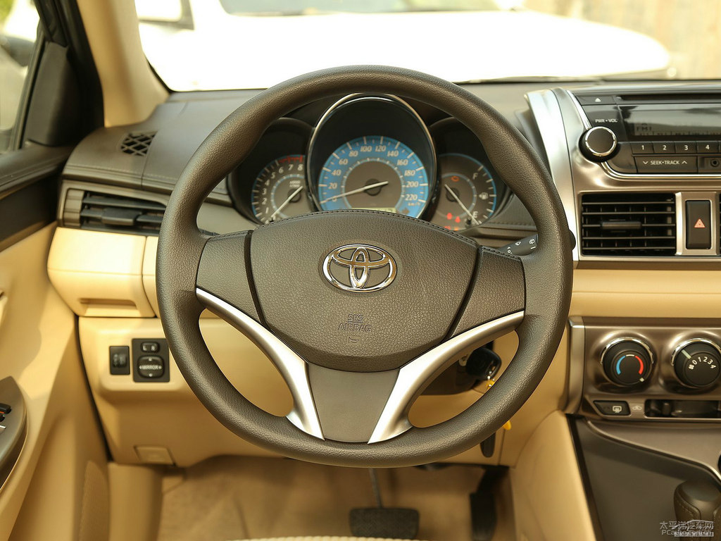 烏金灰YARiS L 致炫中控內(nèi)飾圖片