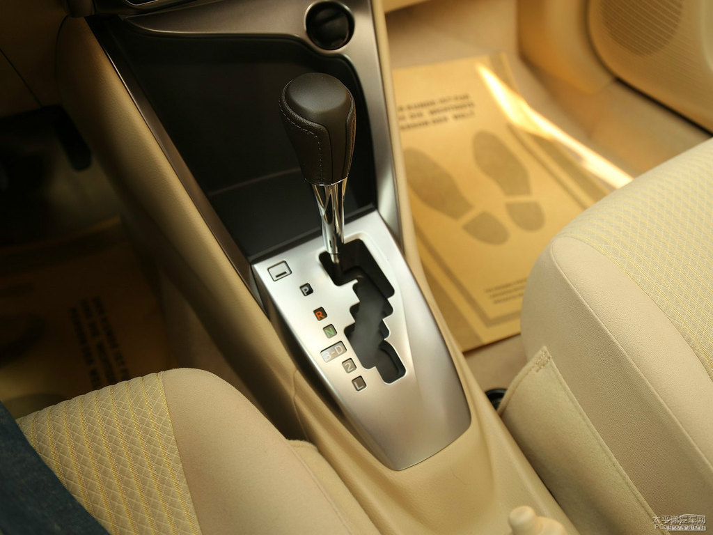 烏金灰YARiS L 致炫中控內(nèi)飾圖片