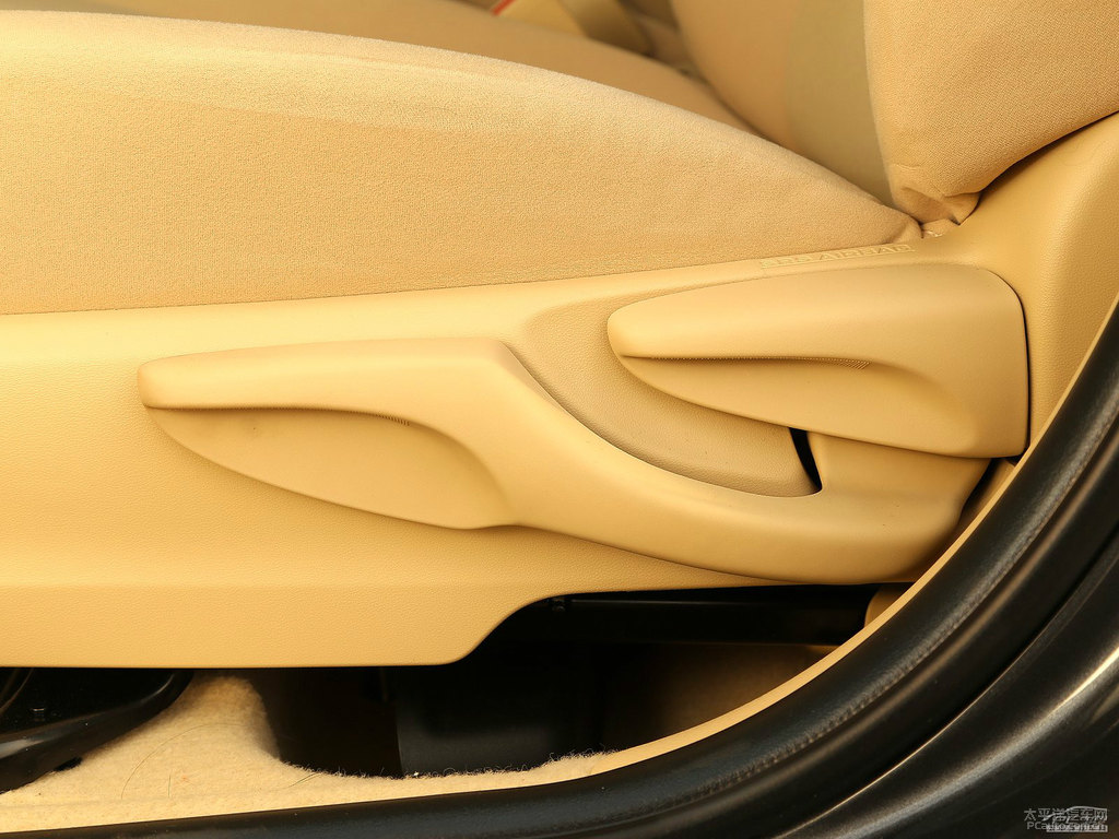 烏金灰YARiS L 致炫座椅內(nèi)飾圖片