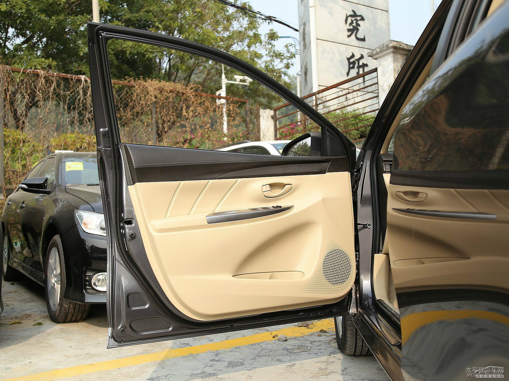 烏金灰YARiS L 致炫車廂內(nèi)飾圖片