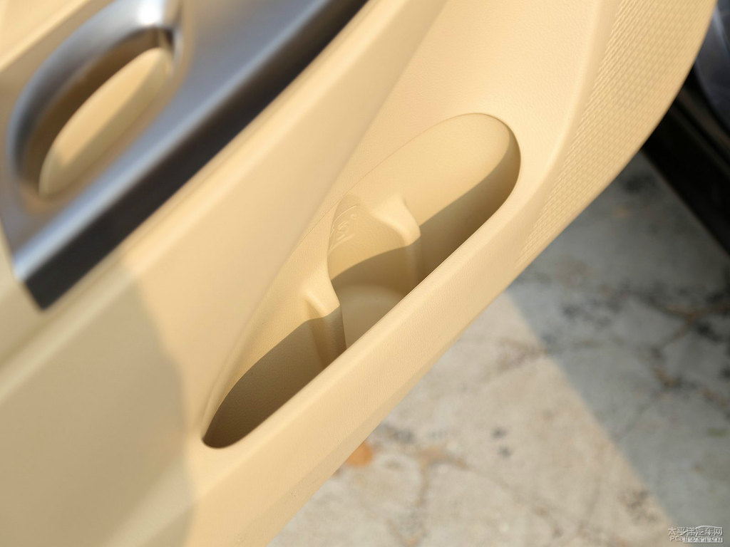 烏金灰YARiS L 致炫儲物空間空間圖片