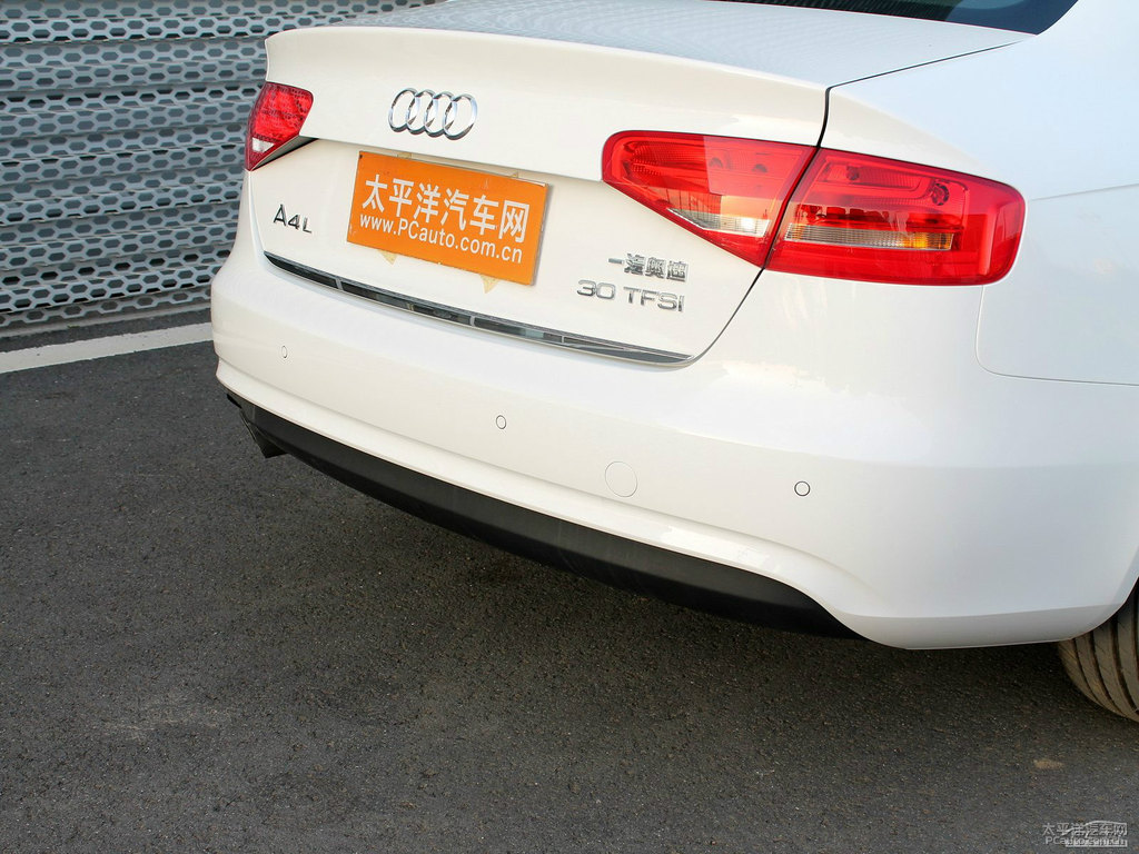 朱鷺白奧迪A4L車尾外觀圖片
