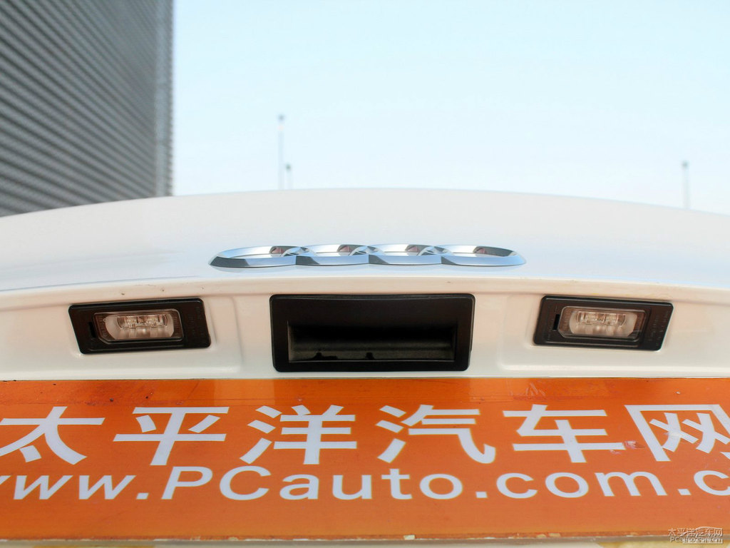 朱鷺白奧迪A4L車尾外觀圖片