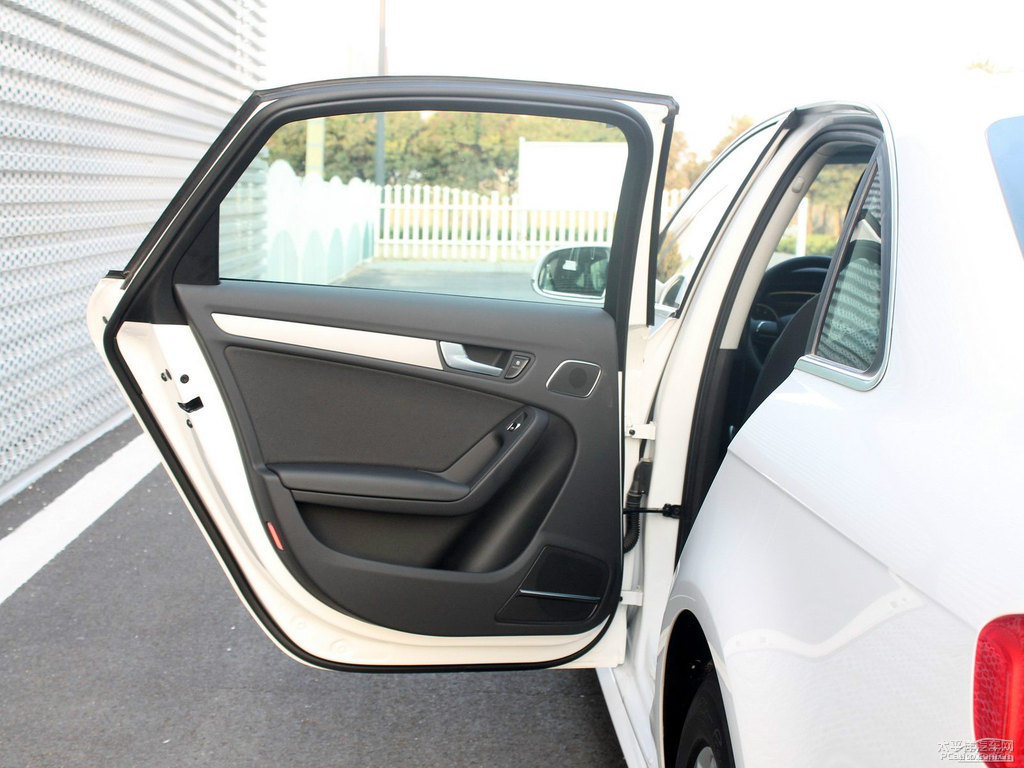 朱鷺白奧迪A4L車廂內(nèi)飾圖片