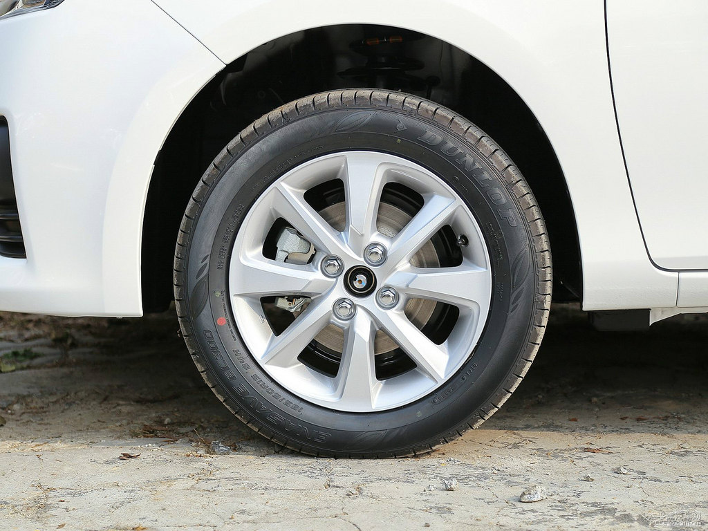 天際白YARiS L 致炫車身外觀圖片