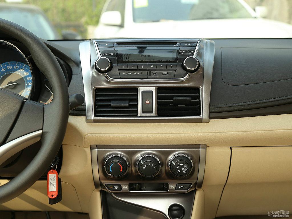 天際白YARiS L 致炫中控內(nèi)飾圖片