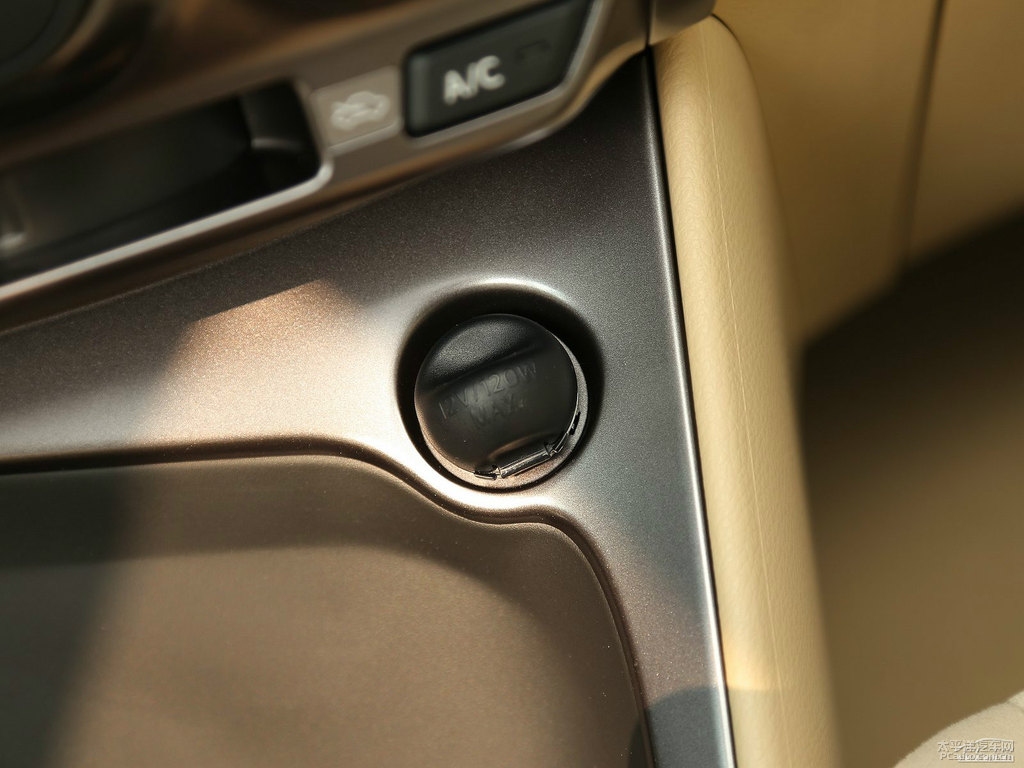 天際白YARiS L 致炫中控內(nèi)飾圖片
