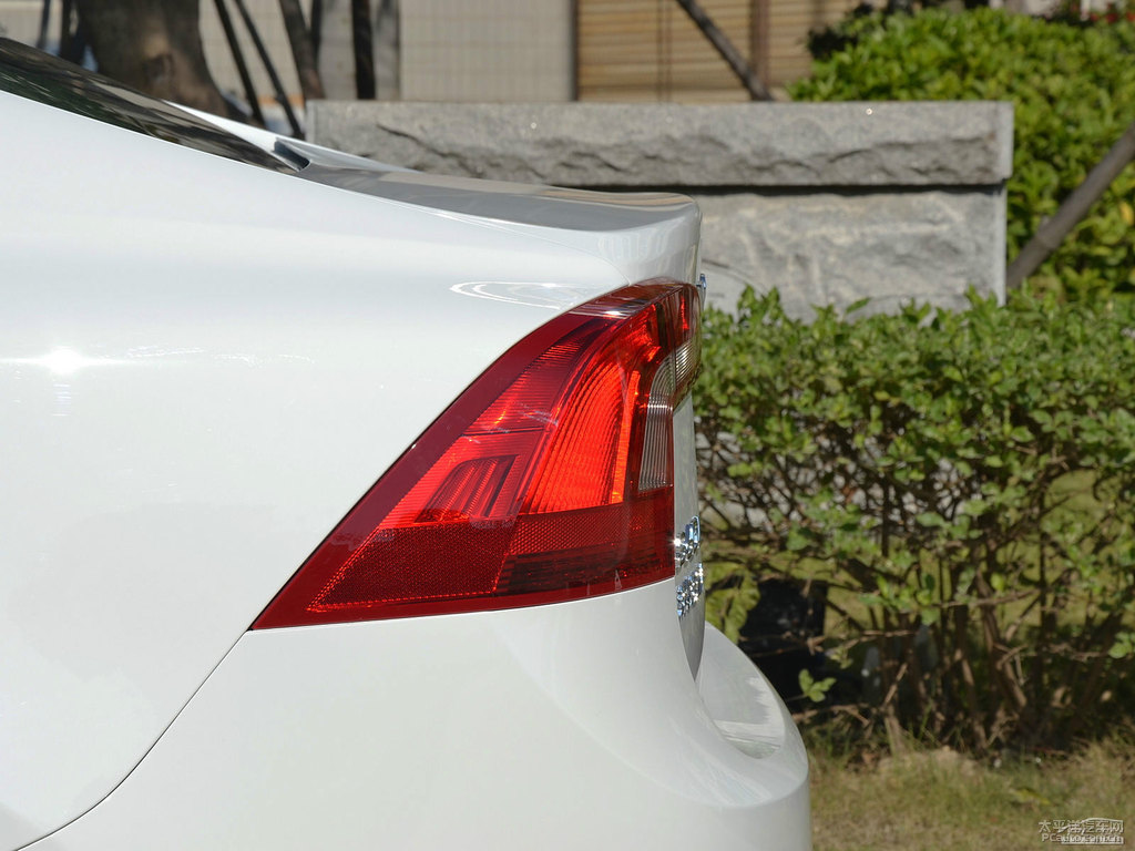 冰雪白沃爾沃S60車尾外觀圖片