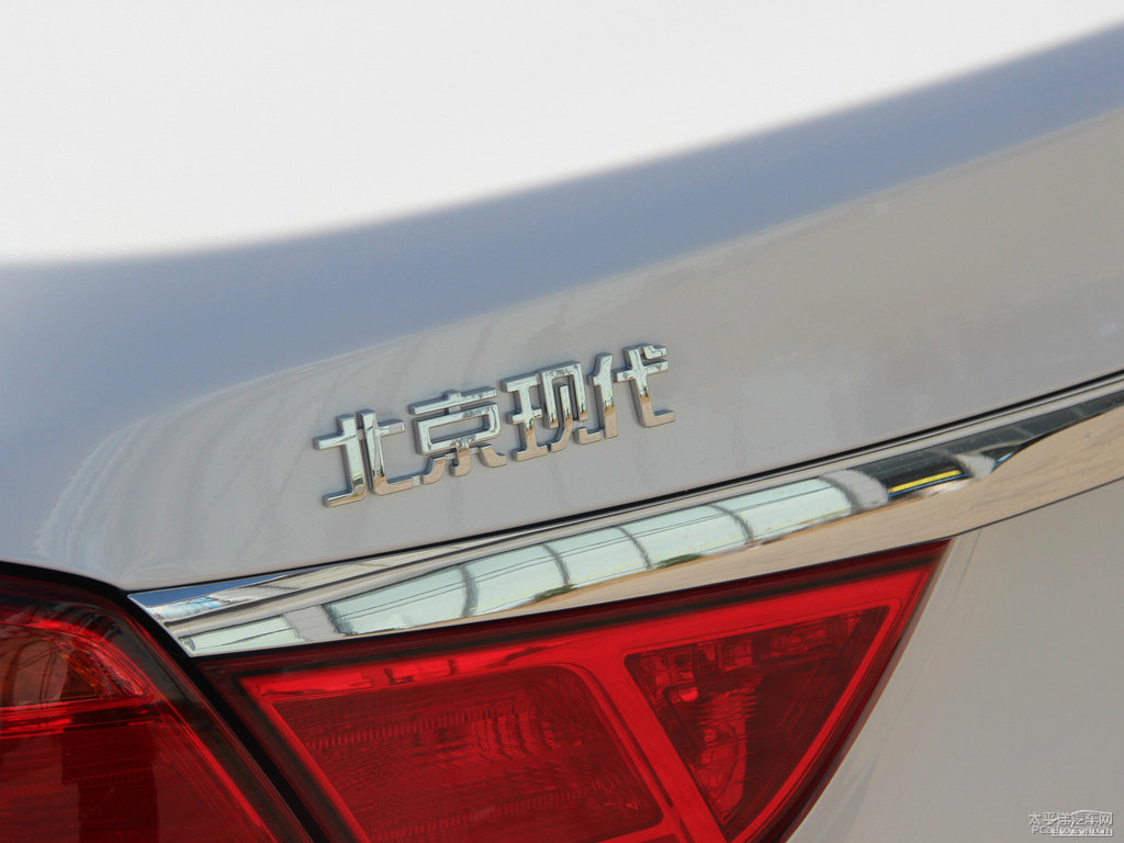 水晶白名圖車尾外觀圖片