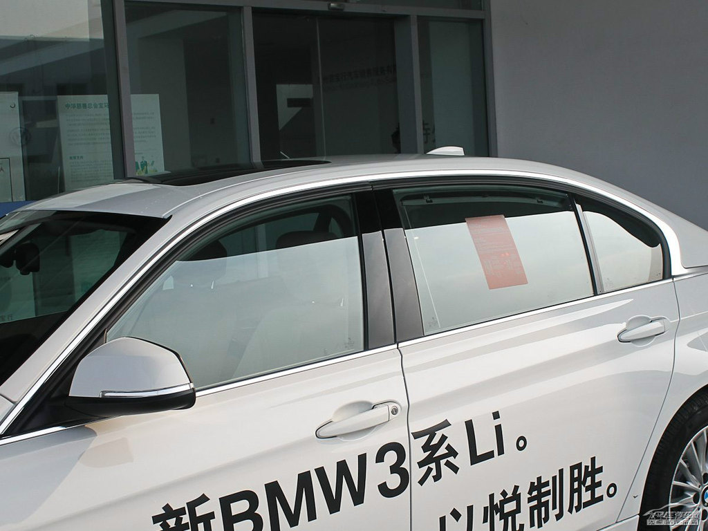 雪山白寶馬3系車身外觀圖片