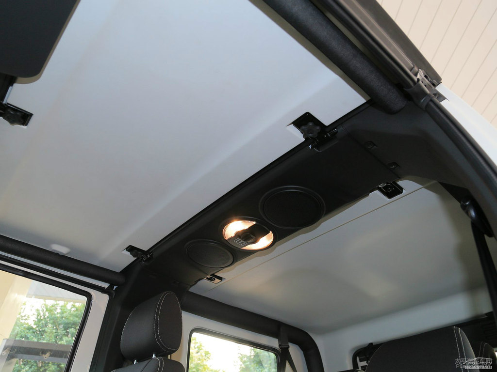 珠峰白北京BJ40車廂內(nèi)飾圖片