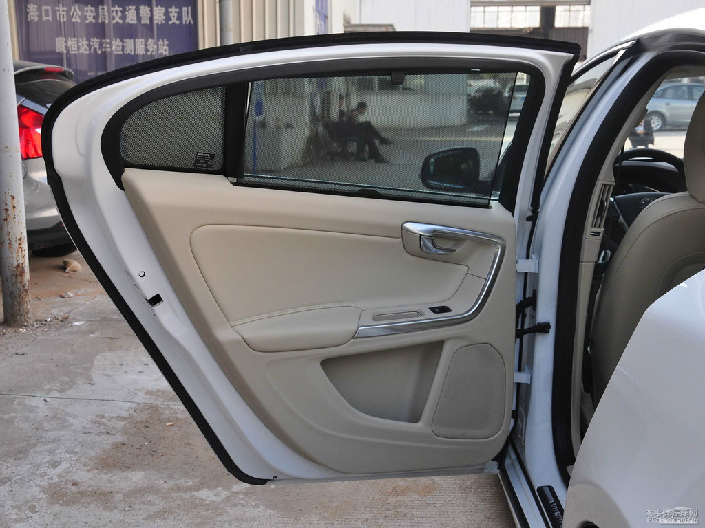 冰雪白沃爾沃S60車廂內(nèi)飾圖片