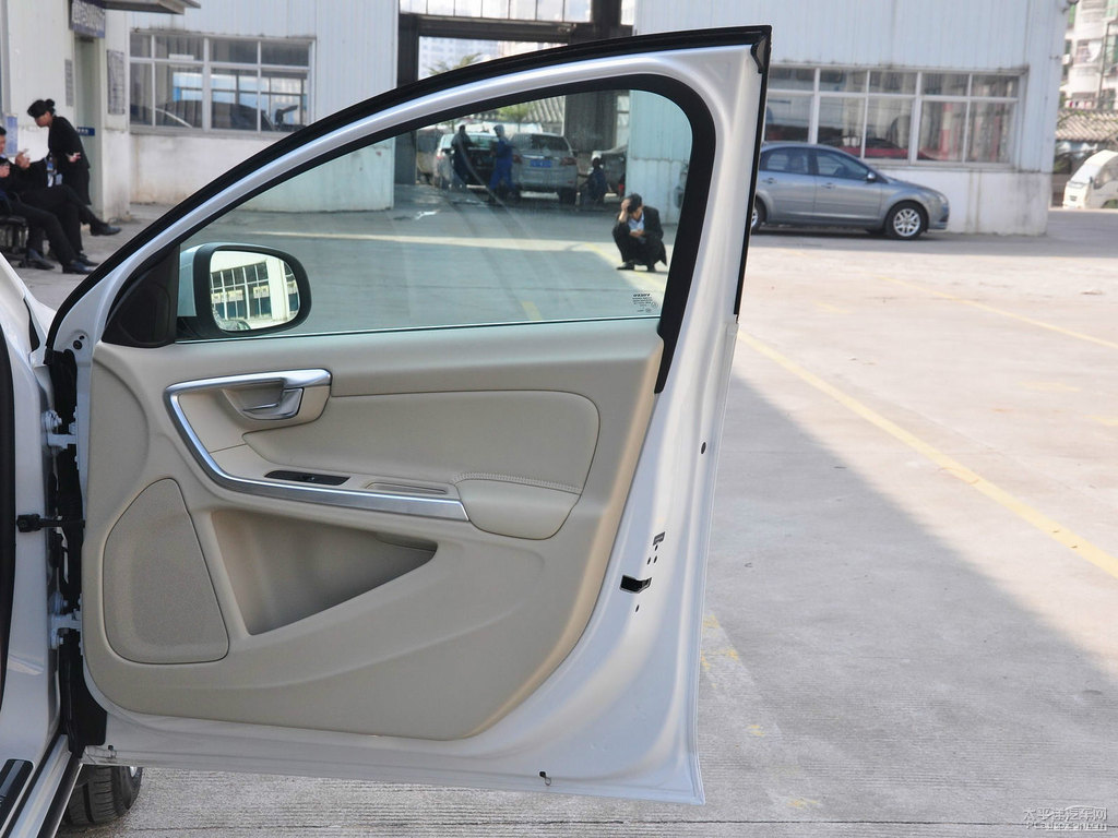 冰雪白沃爾沃S60車廂內(nèi)飾圖片