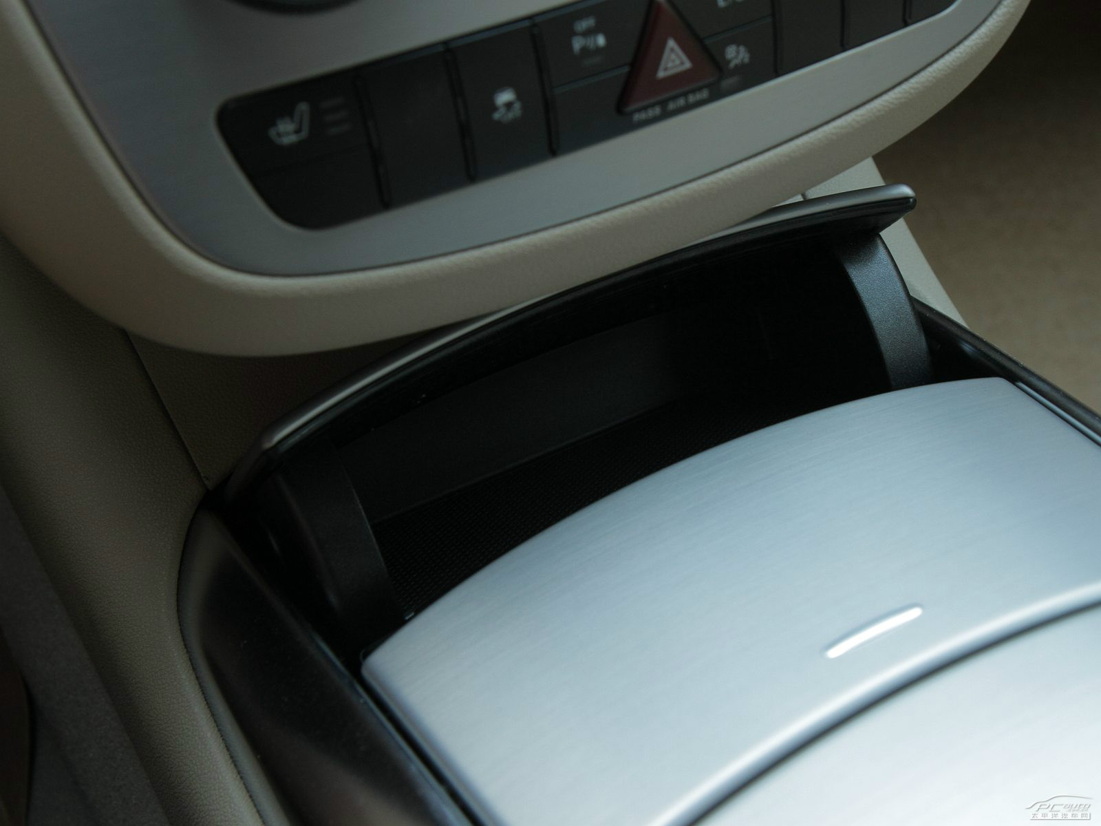 奔馳R級空間高清大圖