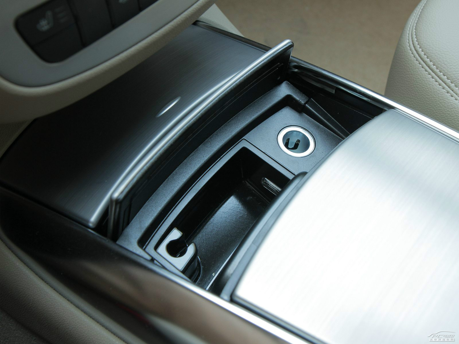 奔馳R級空間高清大圖