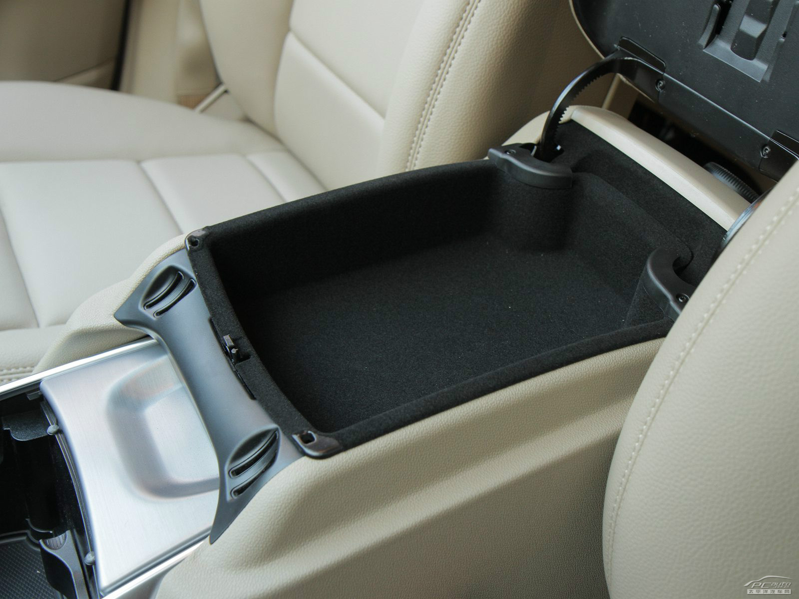 奔馳R級空間高清大圖