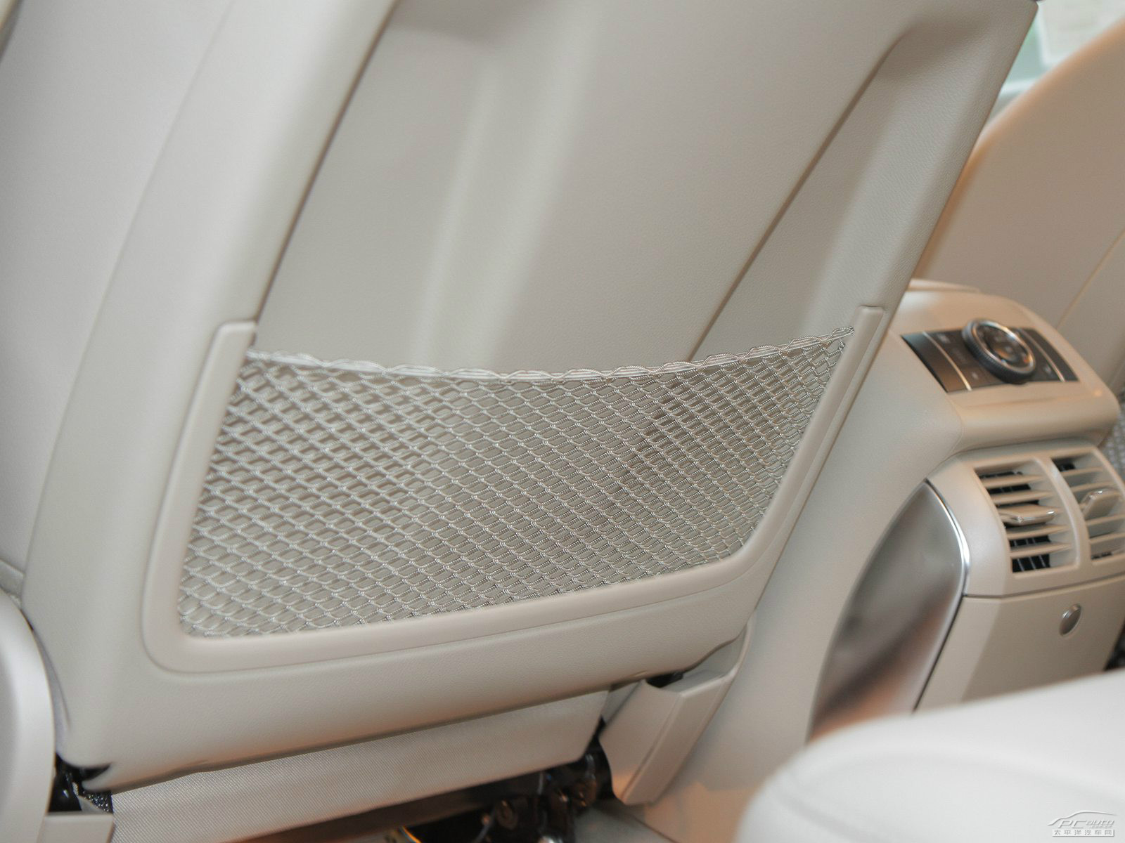 奔馳R級空間高清大圖