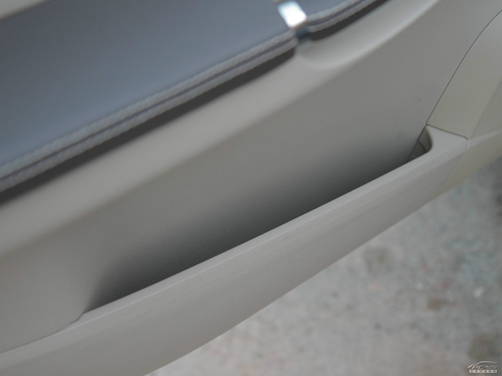 奔馳R級空間高清大圖