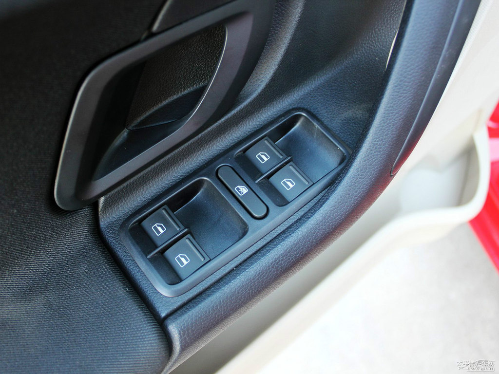 法蘭紅晶銳車廂內(nèi)飾圖片