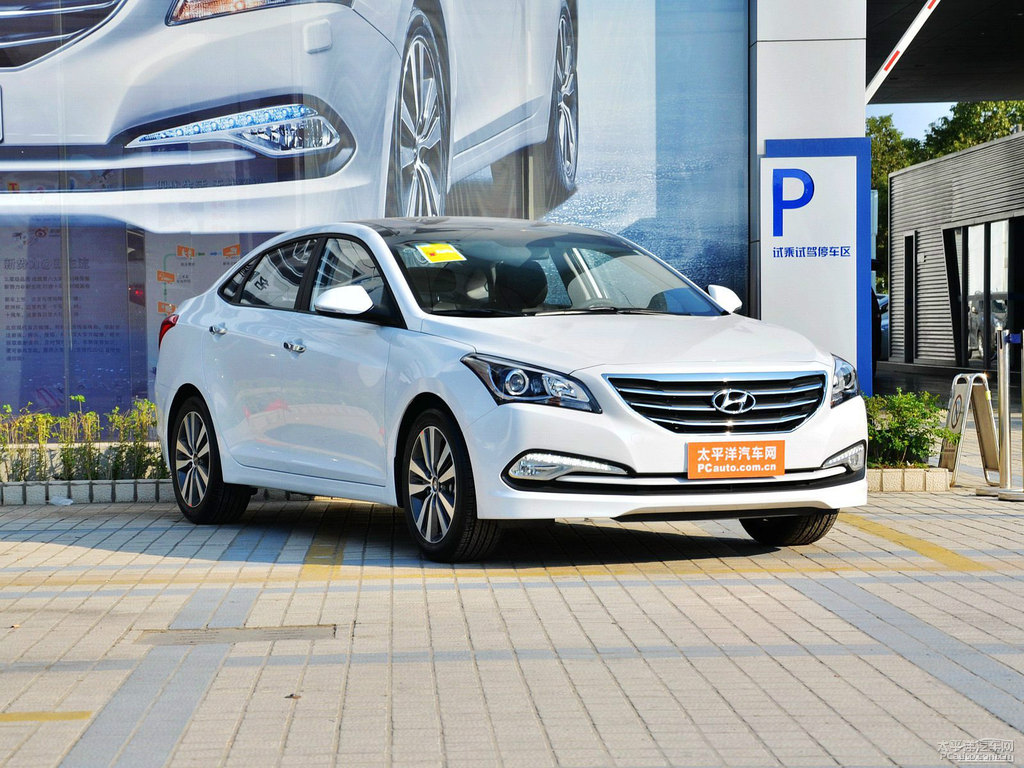 水晶白名圖整車外觀外觀圖片