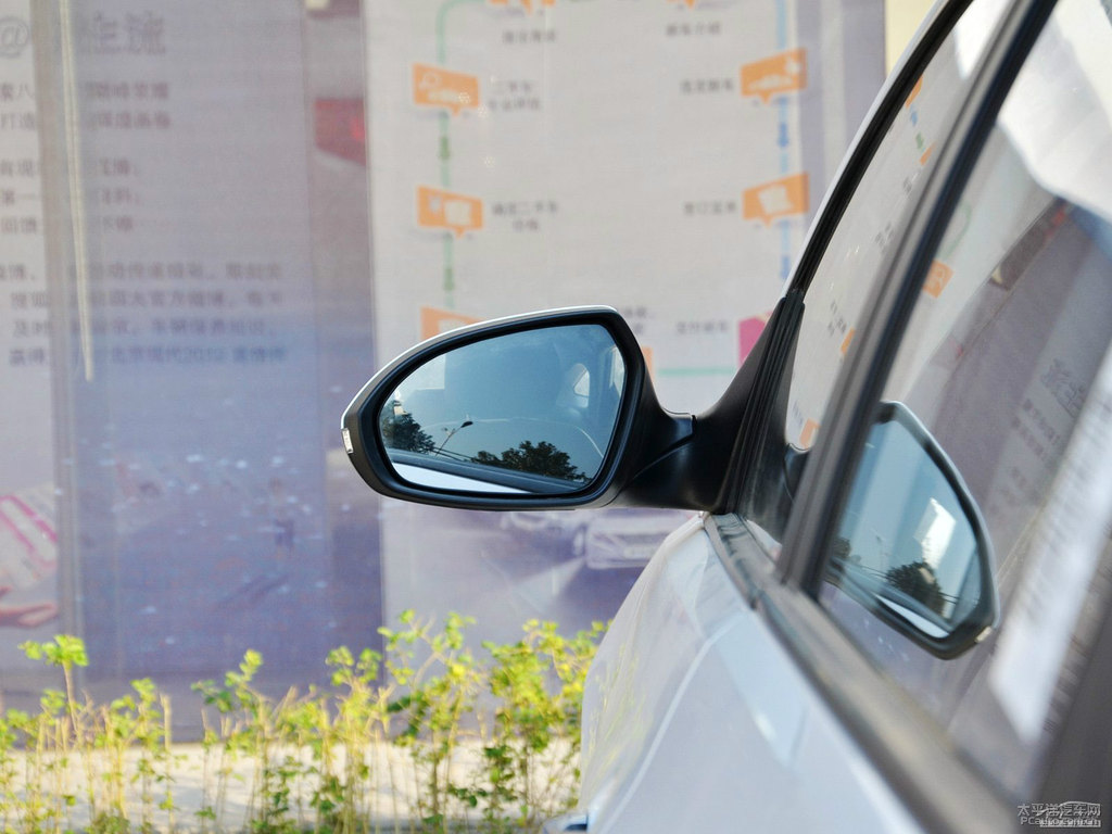 水晶白名圖車身外觀圖片