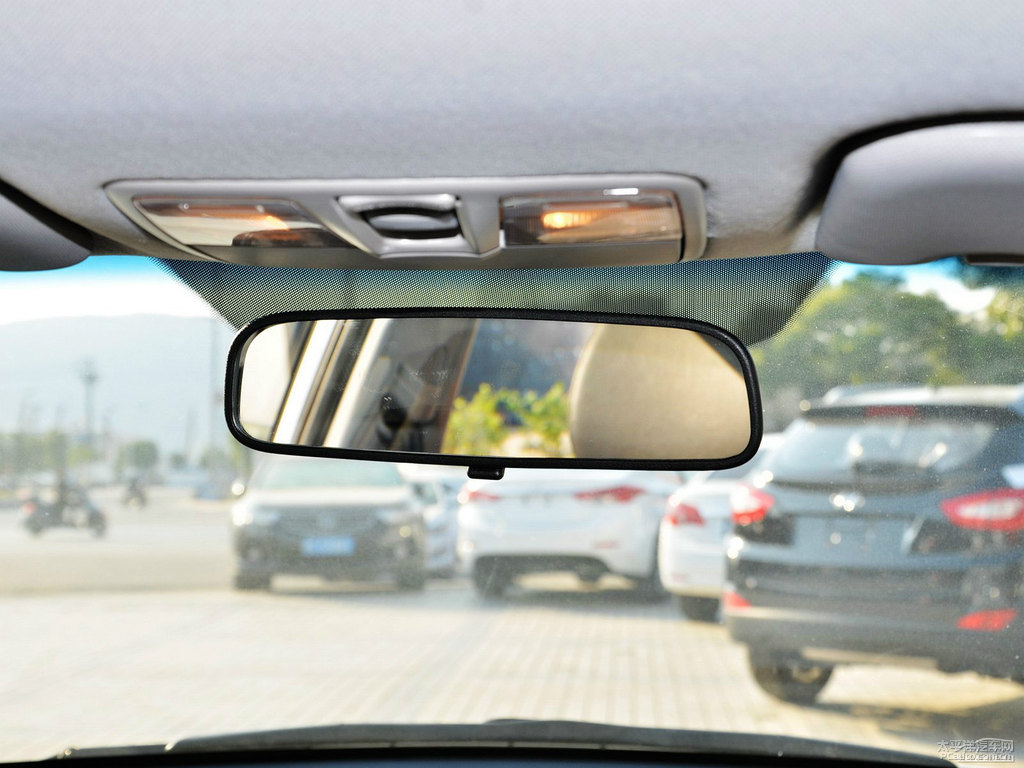 水晶白名圖車廂內(nèi)飾圖片