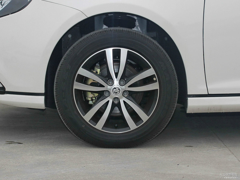 圣峰白MG6車身外觀圖片