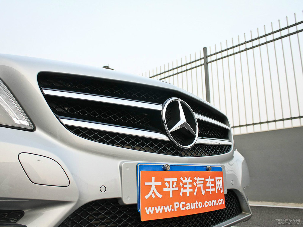 北極銀奔馳B級(jí)車頭外觀圖片