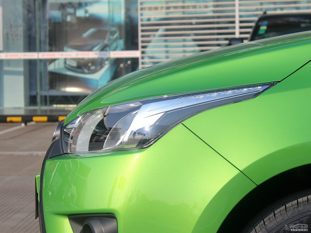 炫彩綠YARiS L 致炫車頭外觀圖片
