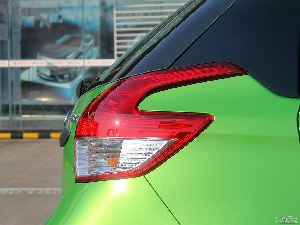 炫彩綠YARiS L 致炫車尾外觀圖片