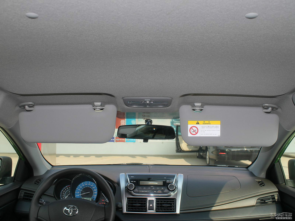 炫彩綠YARiS L 致炫車廂內(nèi)飾圖片