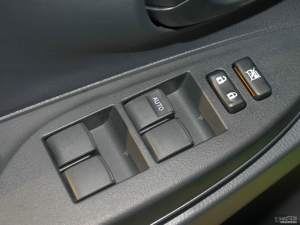 炫彩綠YARiS L 致炫車廂內(nèi)飾圖片
