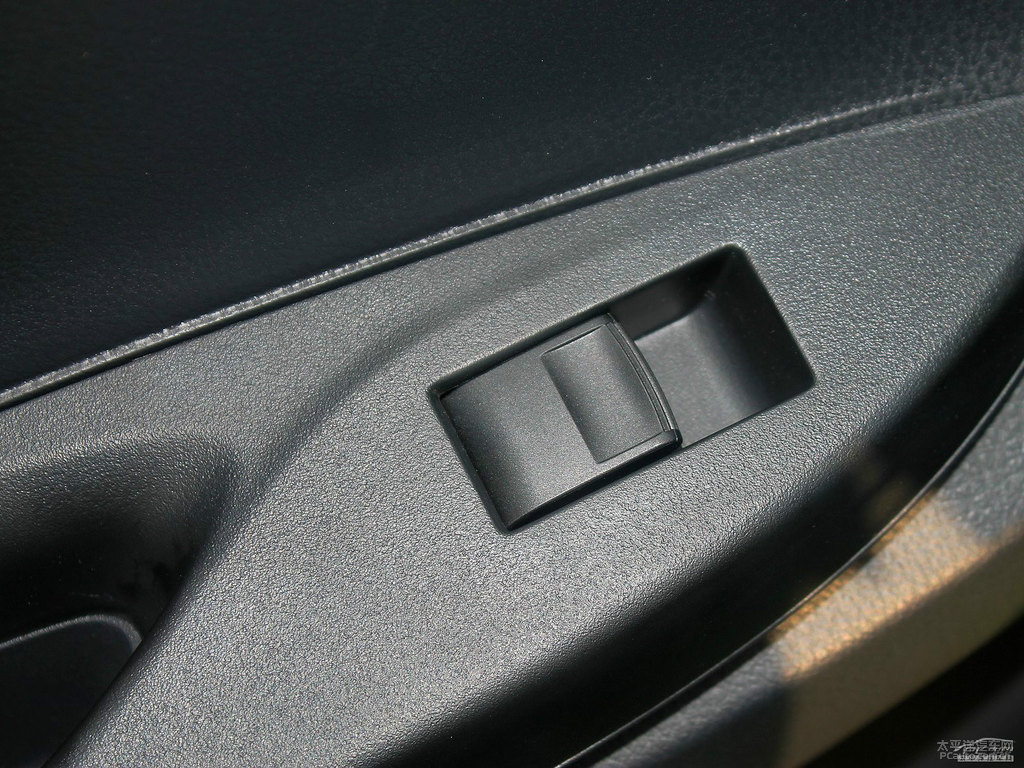 炫彩綠YARiS L 致炫車廂內(nèi)飾圖片