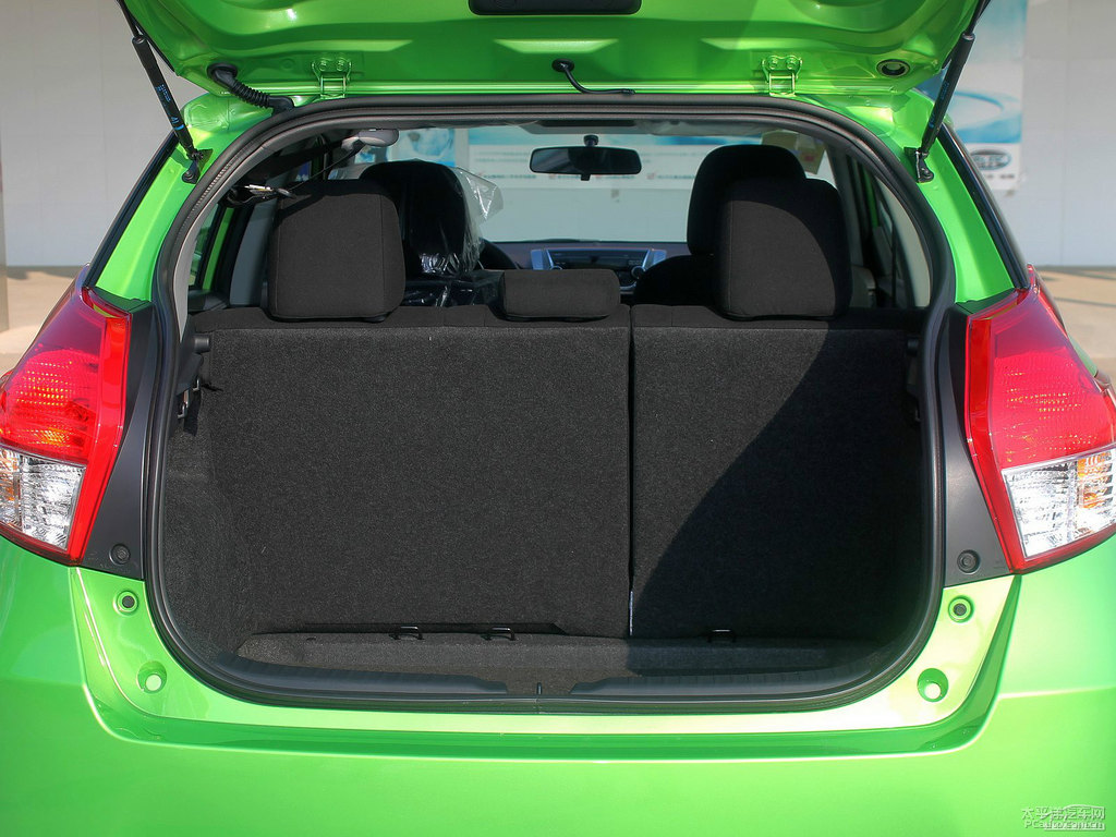 炫彩綠YARiS L 致炫后備廂空間圖片