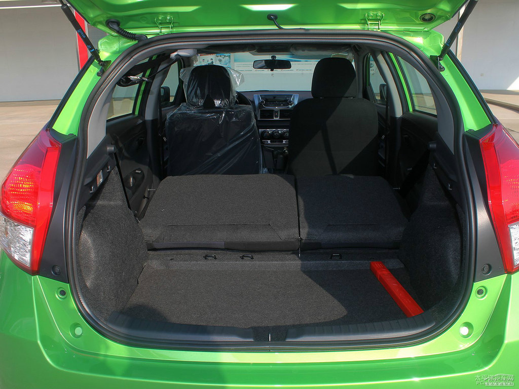 炫彩綠YARiS L 致炫后備廂空間圖片