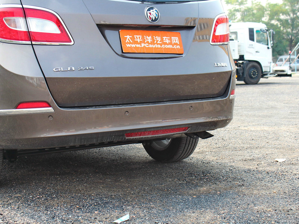 琥珀金別克GL8車尾外觀圖片
