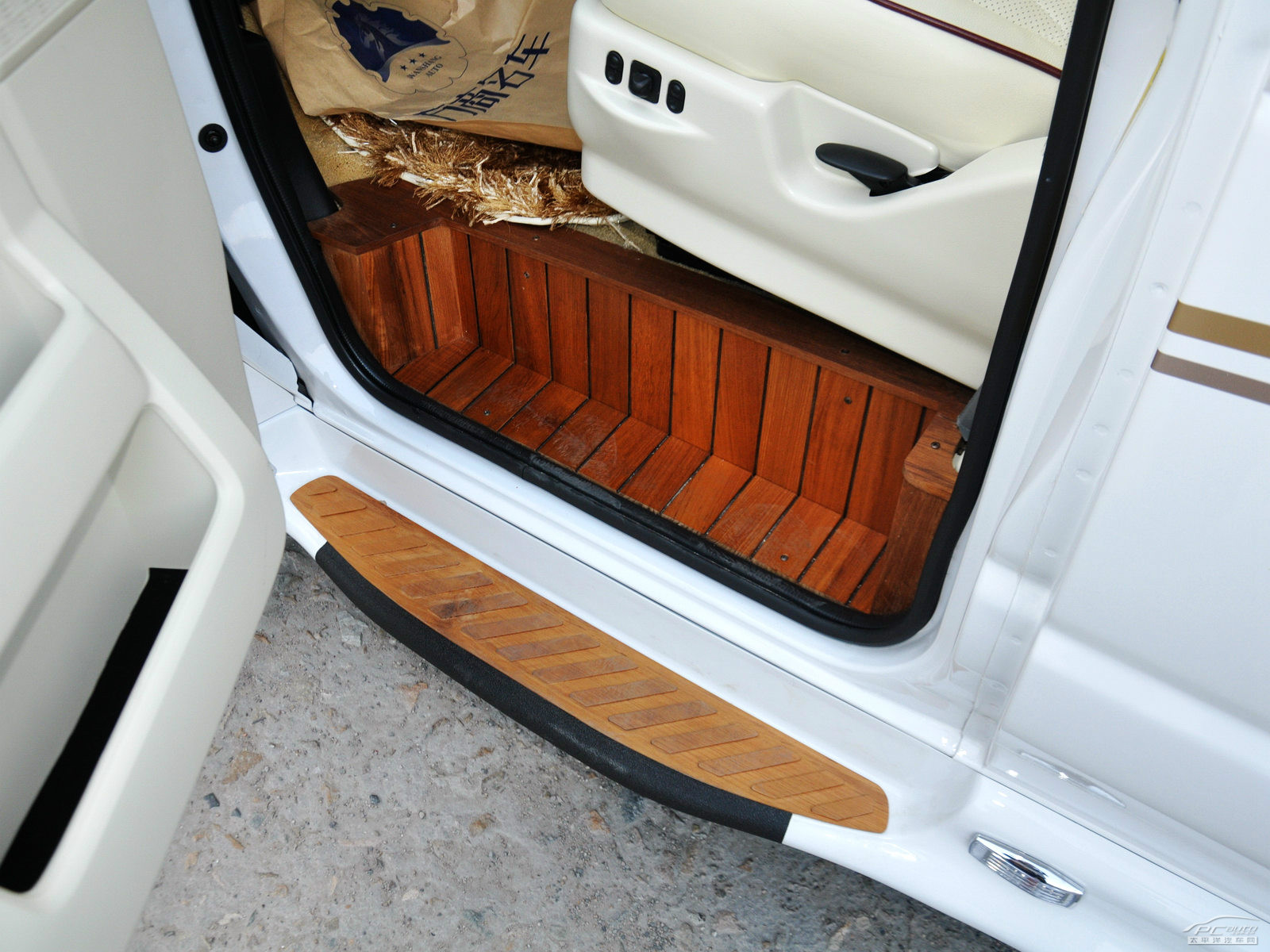 福特E350外觀高清大圖