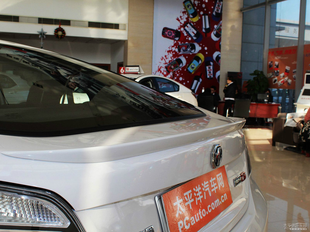 圣峰白MG6車尾外觀圖片