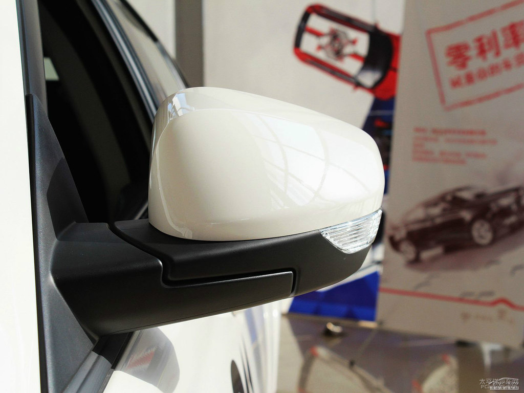 圣峰白MG6車身外觀圖片