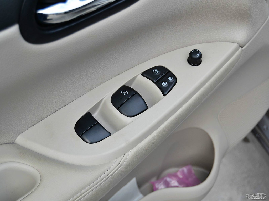 翡麗灰騏達(dá)車廂內(nèi)飾圖片