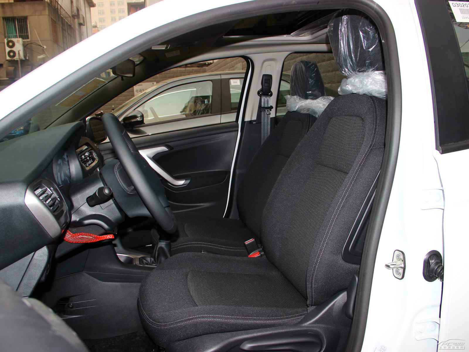 標致301內(nèi)飾高清大圖