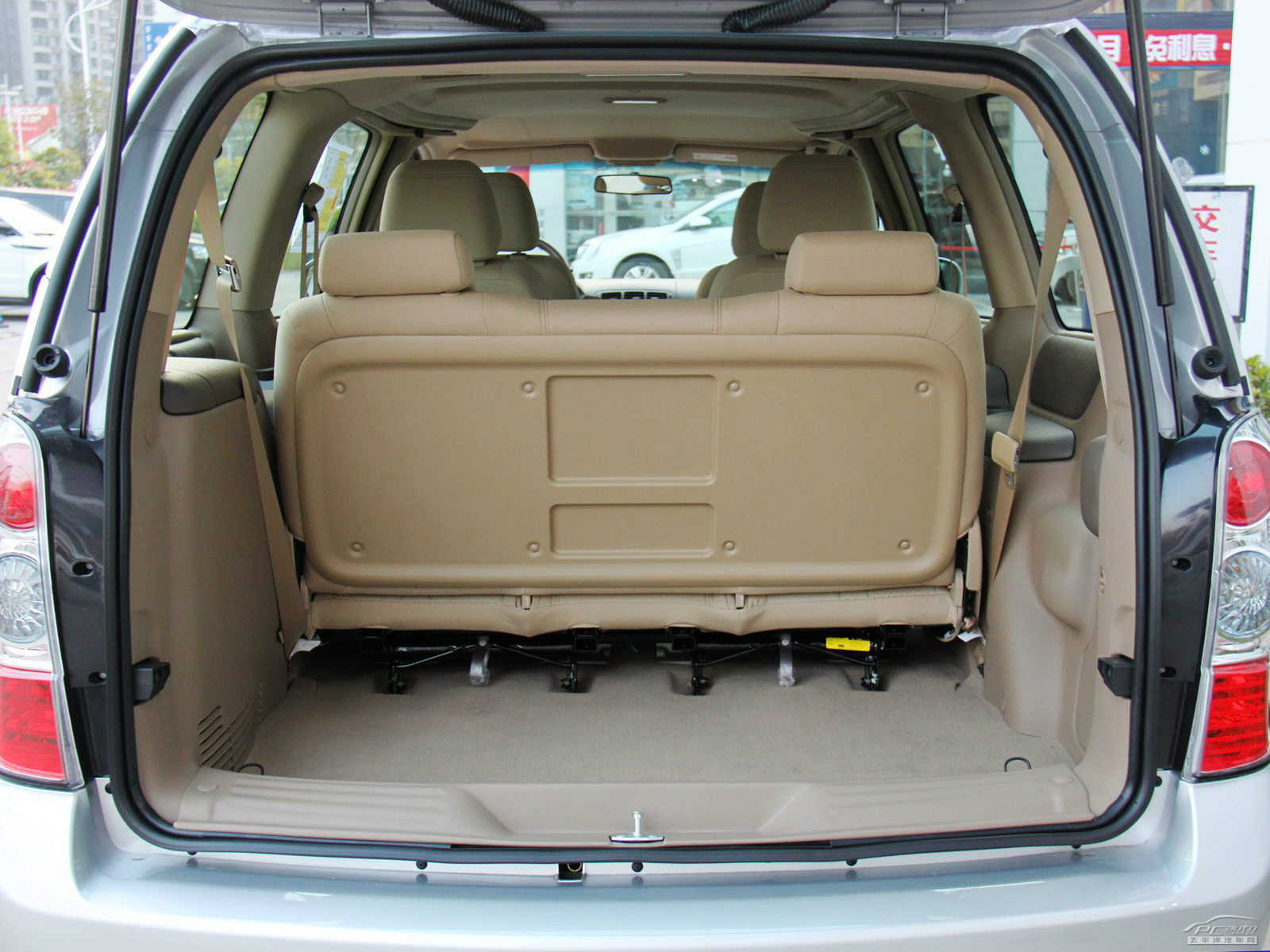 別克GL8空間高清大圖